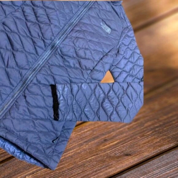 ❄️Stay Cozy & Chic: The North Face Women's Thermoball Eco Jacket (NWOT) - Picture 4 of 5